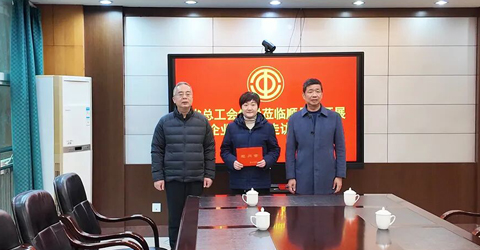 兩名女工患病，省上縣里都來慰問一一虹潤三重保障體系筑就員工幸福家